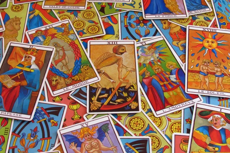 Lecture de tarot par une voyante, Port, LEDA Marie Voyante